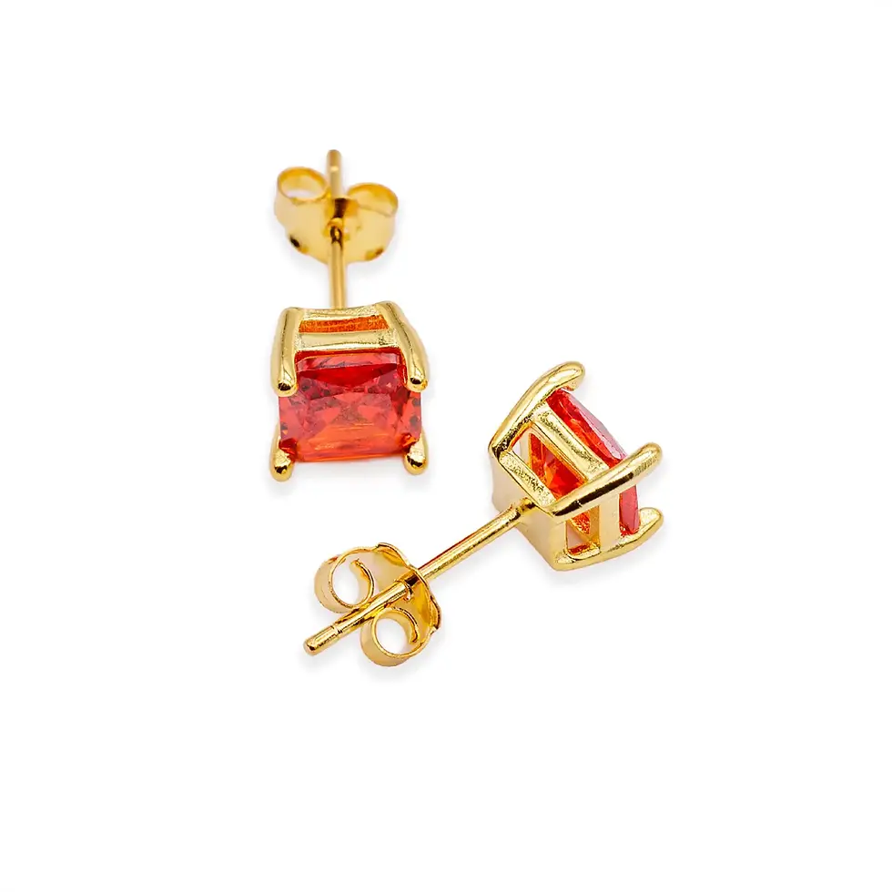 Goldfarbene Ohrstecker mit rotem Zirkonia auf weissem Hintergrund, Avirelle.