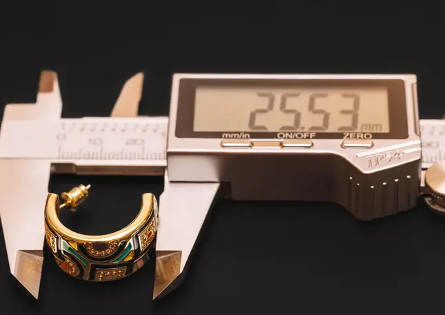 Creole goldfarben mit Zirkonia im Messschieber, Grössenvergleich in Millimeter.