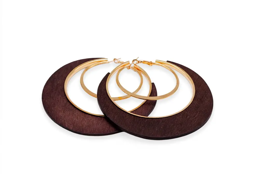 Dunkelbraune Creolen aus Holz mit goldfarbenem Metallring, Frontansicht, Statement-Ohrringe, Avirelle.