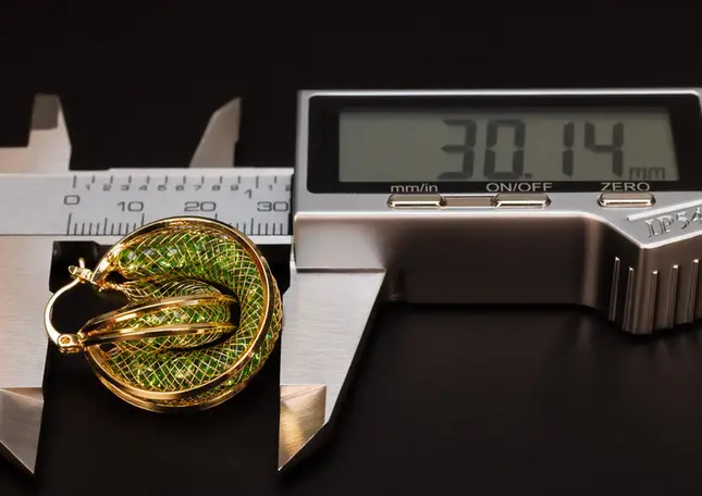 Ohrring mit digitaler Grössenmessung – Länge ca. 3 cm.