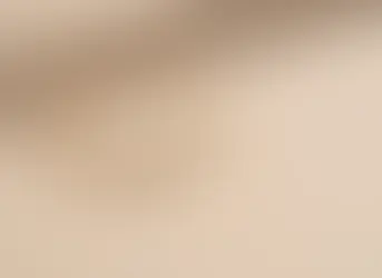 Goldfarbener Armreif mit zwei Herzformen und Zirkonia im warmen Licht. Avirelle Schweiz.