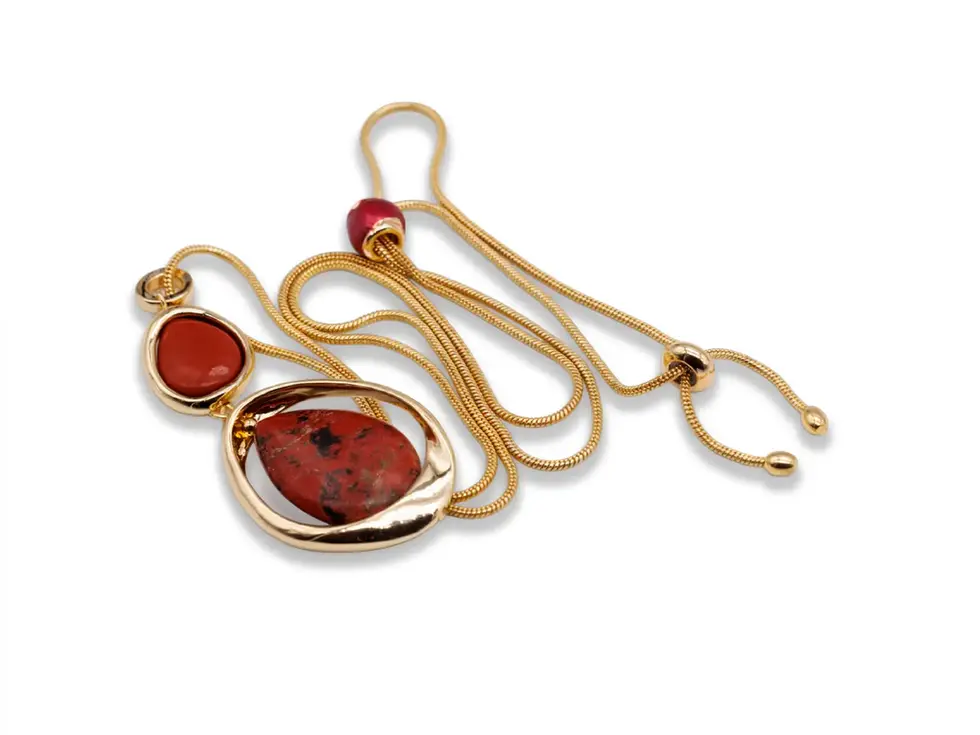 Goldfarbene Halskette mit rotem Anhänger und Schiebemechanik zur Längenverstellung, moderne Formensprache, Avirelle.