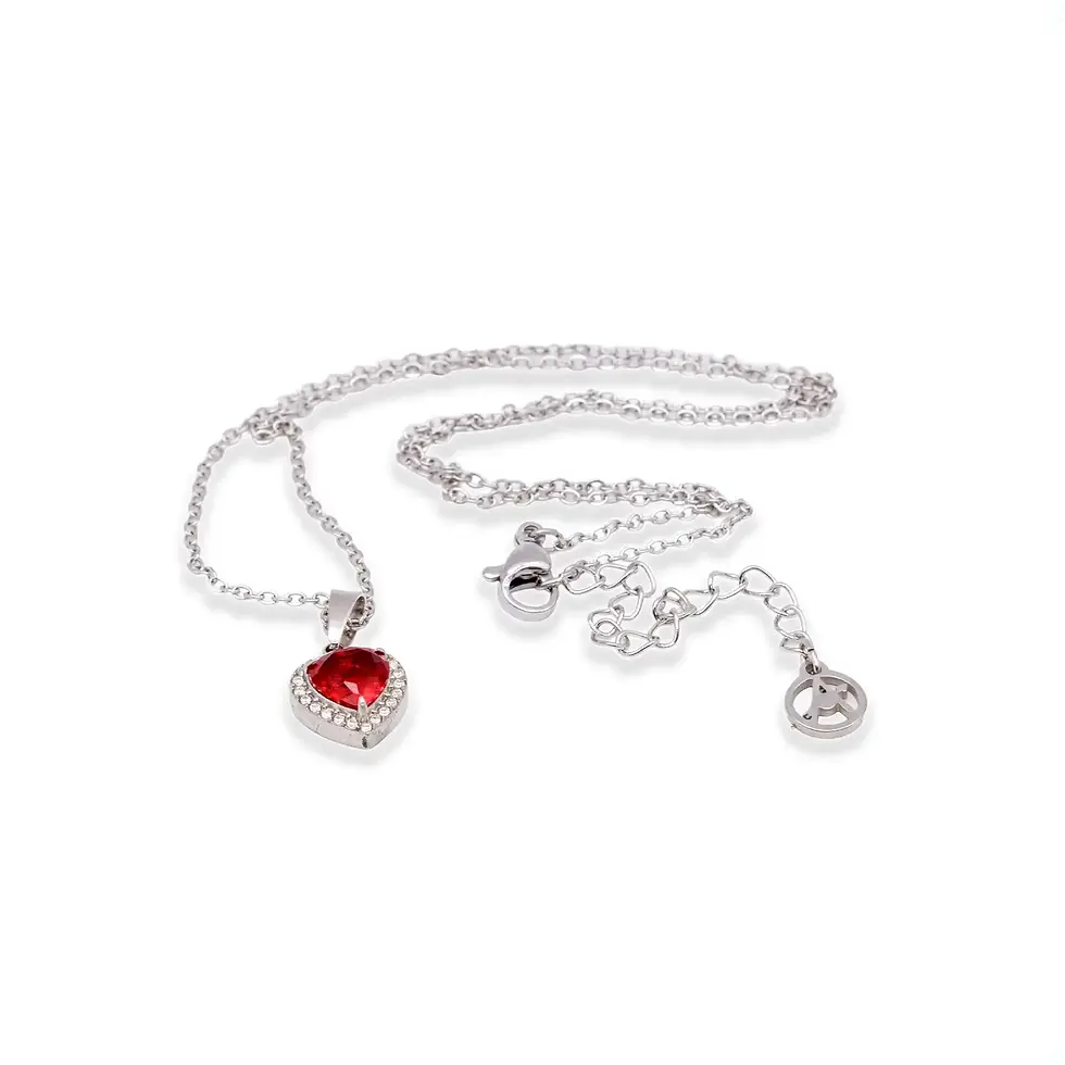 Ganzansicht: silberfarbene Edelstahl-Halskette mit rotem Herz-Zirkon, Verschluss und Verlängerung sichtbar. Avirelle.