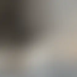 Brille und kleine Ohrringe auf hellem Nachttisch neben Lampe im weichen Morgenlicht, Avirelle.