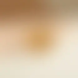 Goldfarbener Armreif mit skulpturalem Design auf hellem Hintergrund – ruhige Eleganz, Avirelle Schweiz.