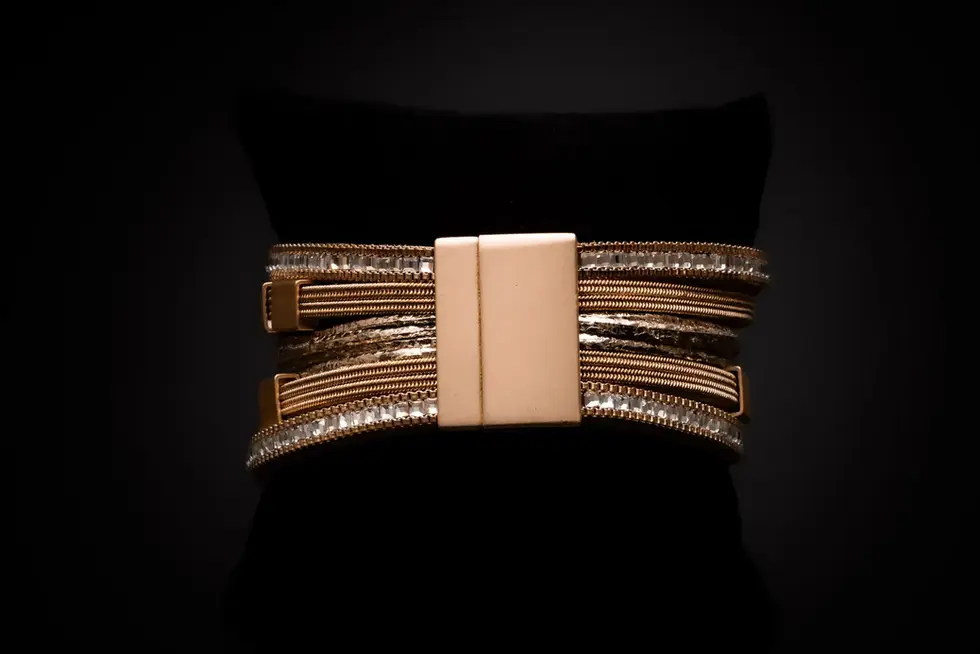 Rückansicht des Armbands mit Magnetverschluss – glatte Verschlussfläche, mehrreihiges Band, dargestellt auf schwarzem Kissen.