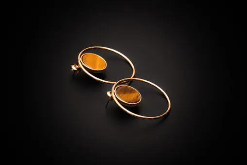 Ohrringe goldfarben mit Naturstein – versetzte Perspektive, beide Ohrringe im Kreisformat mit Naturstein.