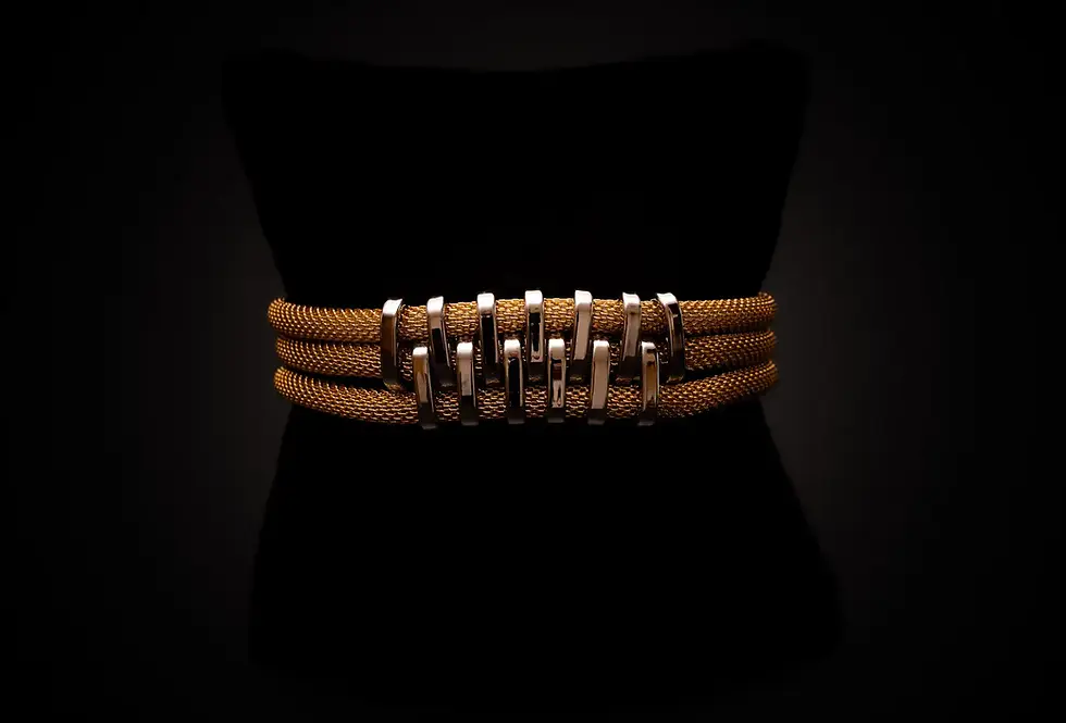 Armband Edelstahl goldfarben – getragen auf Samtkissen, klare Linien, strukturierte Optik.