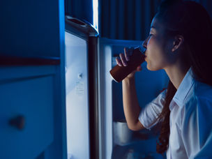 เช็คหน่อย! ที่ชอบกินดึก...คุณกำลังเป็นโรค Night Eating Syndrome หรือเปล่า