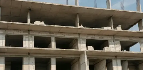 Reinforced concrete structure of Hyparc Hangdong condominium during construction, showing slabs, columns, and unit grid.