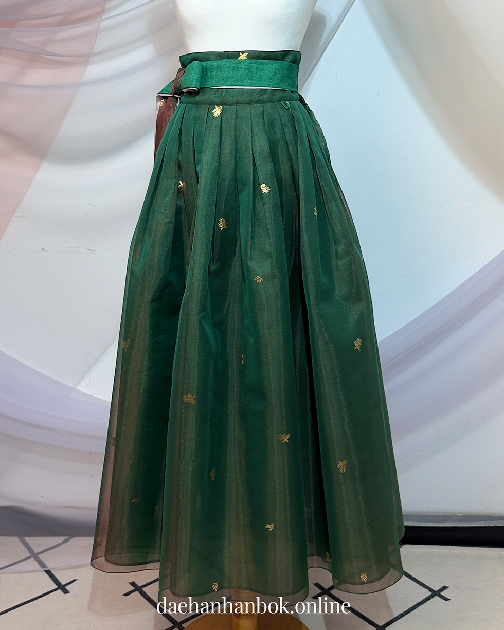 Thumbnail: Seoyeon Hanbok