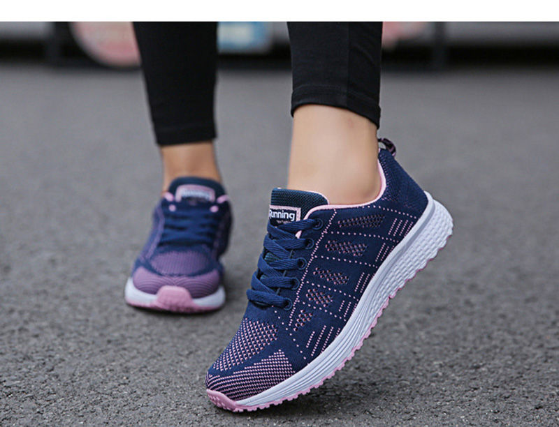 Miniatura: Tênis feminino, estilo esportivo, em tecido mesh, cor branca.