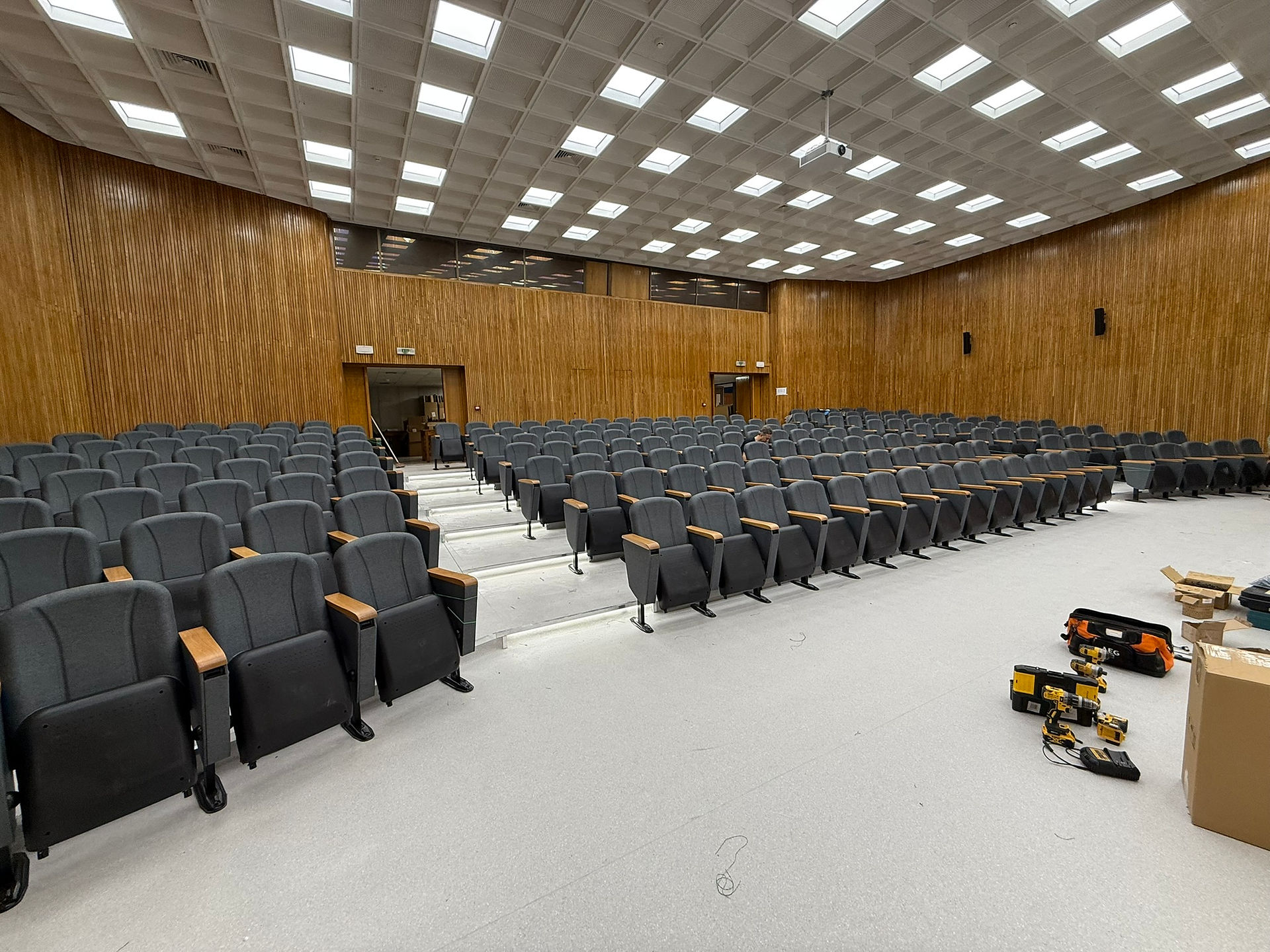 Κάθισμα θεάτρου PLUS στη κεντρική αίθουσα της ΓΑΔΑ - SYSTEMA Έπιπλα Γραφείου Θεσσαλονίκη