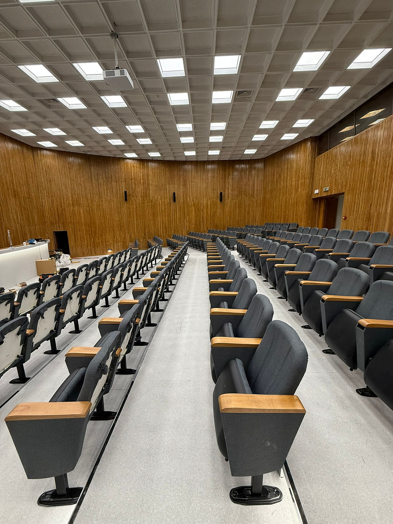 Κάθισμα θεάτρου PLUS στη κεντρική αίθουσα της ΓΑΔΑ - SYSTEMA Έπιπλα Γραφείου Θεσσαλονίκη