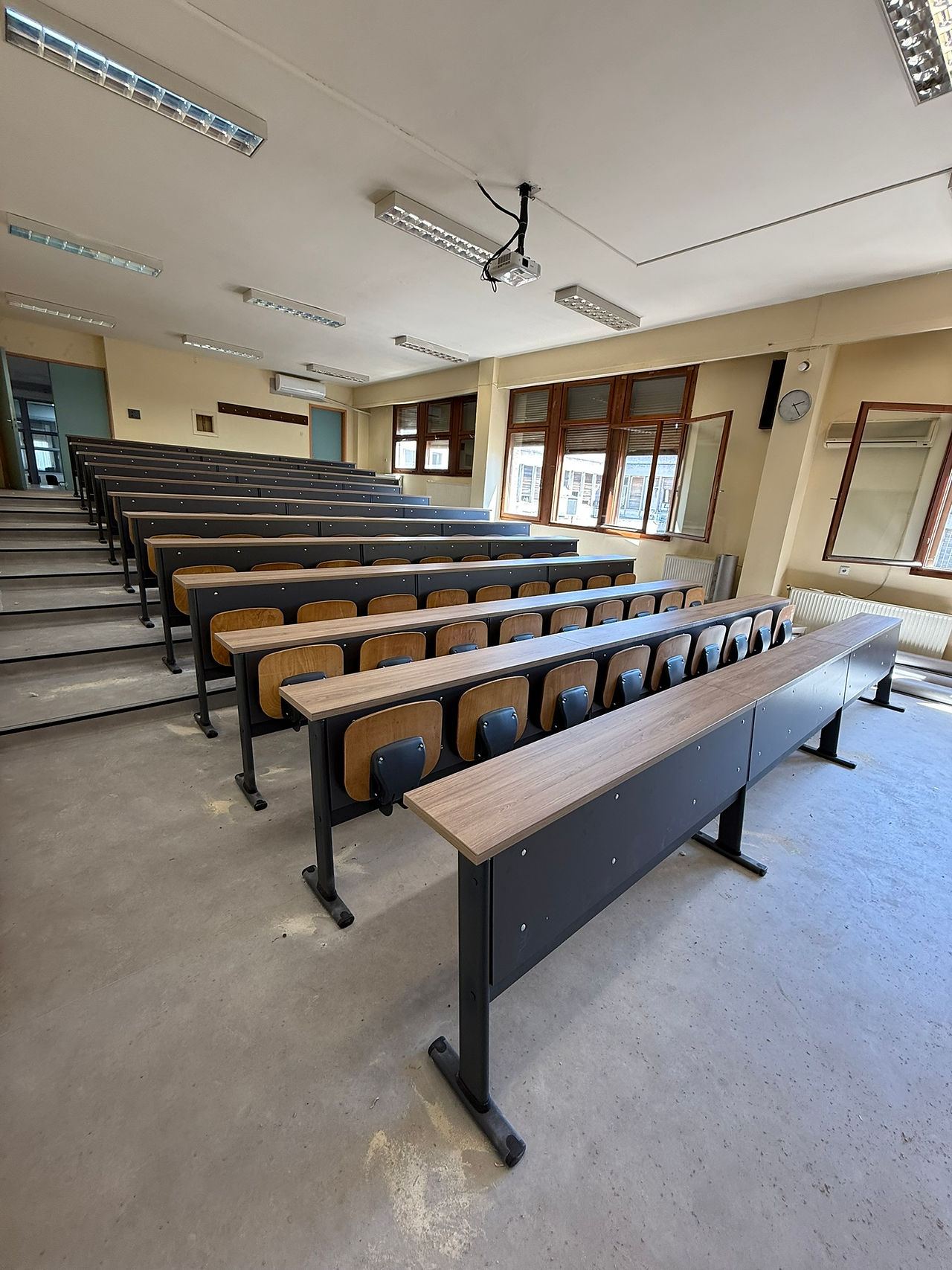 Καθίσματα αμφιθεάτρου UNI - Καρέκλες/εξοπλισμός αμφιθεάτρου SYSTEMA στο ΑΠΘ – SYSTEMA Έπιπλα Γραφείο