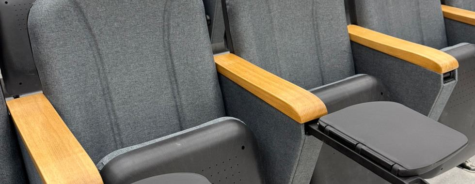 Κάθισμα θεάτρου PLUS στη κεντρική αίθουσα της ΓΑΔΑ - SYSTEMA Έπιπλα Γραφείου Θεσσαλονίκη