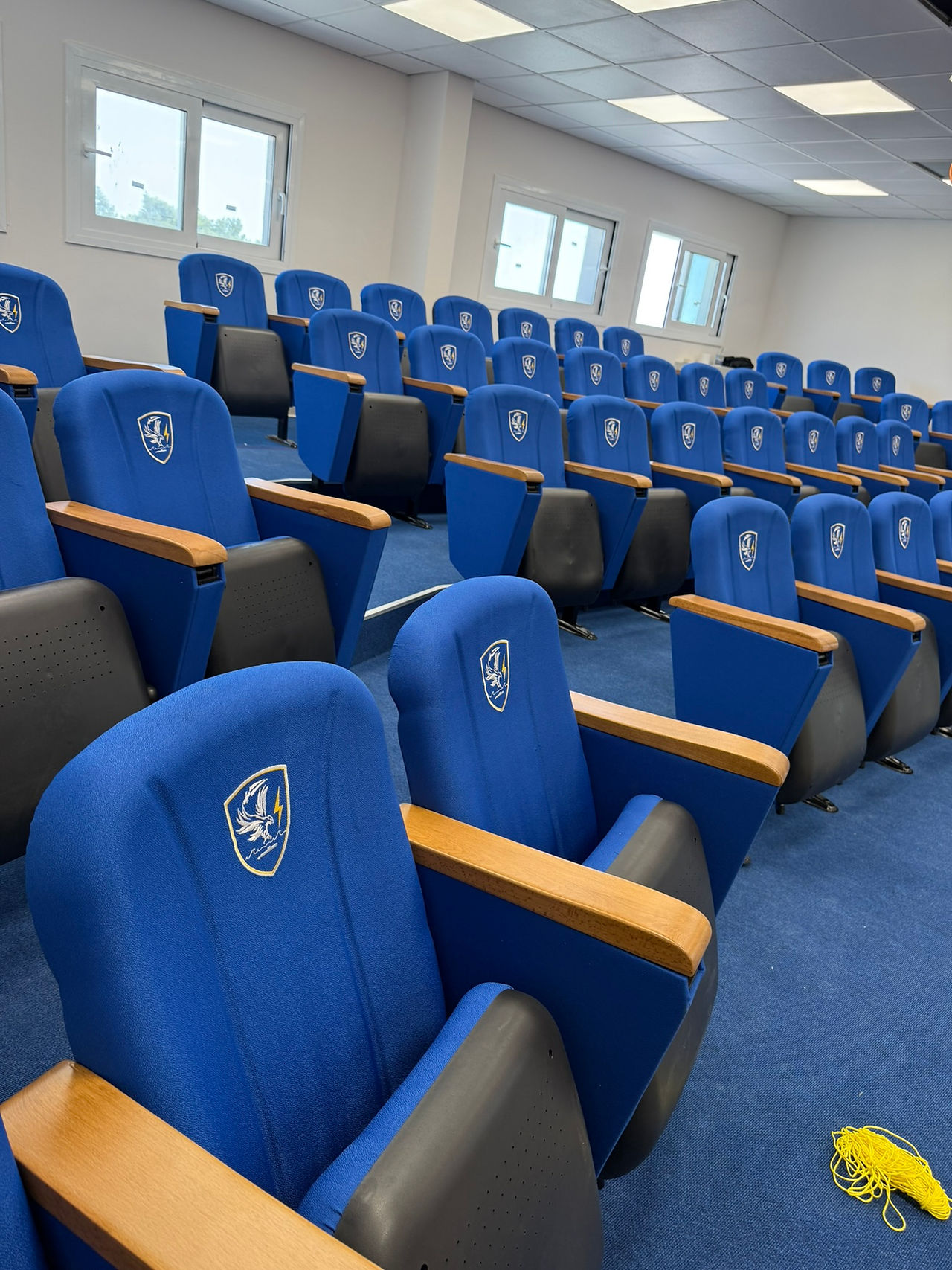 Καρέκλες θεάτρου με αναλόγιο στην ΒΕΝ ΜΑΡΑΘΩΝΑ – SYSTEMA Έπιπλα Γραφείου Θεσσαλονίκη