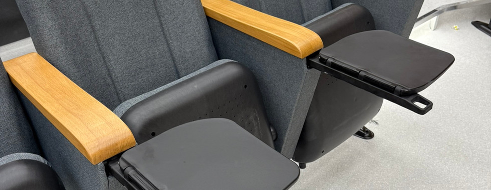 Κάθισμα θεάτρου PLUS στη κεντρική αίθουσα της ΓΑΔΑ - SYSTEMA Έπιπλα Γραφείου Θεσσαλονίκη