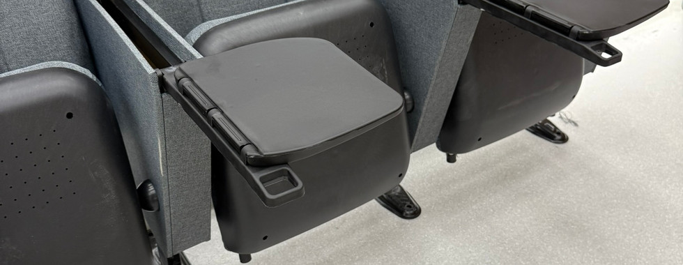 Κάθισμα θεάτρου PLUS στη κεντρική αίθουσα της ΓΑΔΑ - SYSTEMA Έπιπλα Γραφείου Θεσσαλονίκη