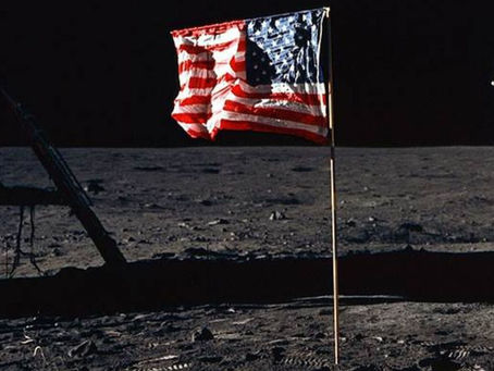¿Por qué la bandera del Apolo 11 parecía ondear si no hay viento en la Luna?