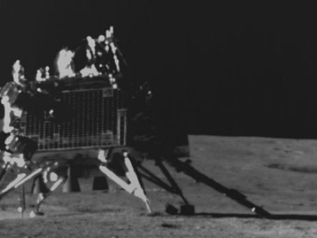 El módulo de alunizaje Chandrayaan 3 se eleva y vuelve a posarse