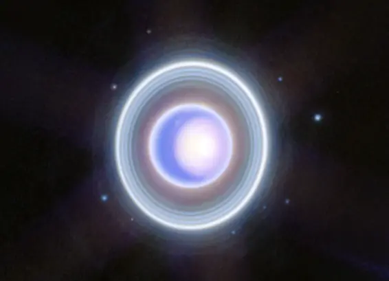 Esta imagen de Urano obtenida por la NIRCam (Cámara de Infrarrojo Cercano) del Telescopio Espacial James Webb de la NASA captura exquisitamente el casquete estacional del polo norte de Urano y sus tenues anillos interior y exterior. Esta imagen de Webb también muestra 9 de las 27 lunas del planeta; en el sentido de las agujas del reloj, a partir de las 2 en punto, son: Rosalind, Puck, Belinda, Desdemona, Cressida, Bianca, Portia, Juliet y Perdita. NASA, ESA, CSA, STScI