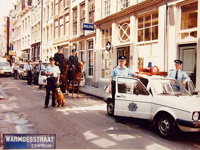 Host a Pop-Up Acoustic Set at an Amsterdam Canal Boat Market to Land a Gig (Like De Staat’s Early Hustle)