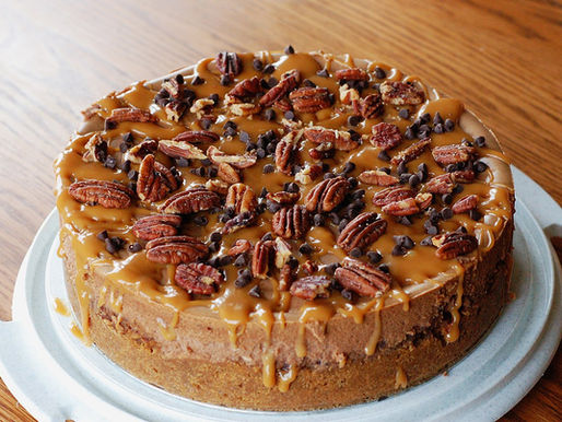 Southern Belle Cheesecake with Bourbon Praline Drizzle: A Decadent Twist on Dixie Dessert Traditions