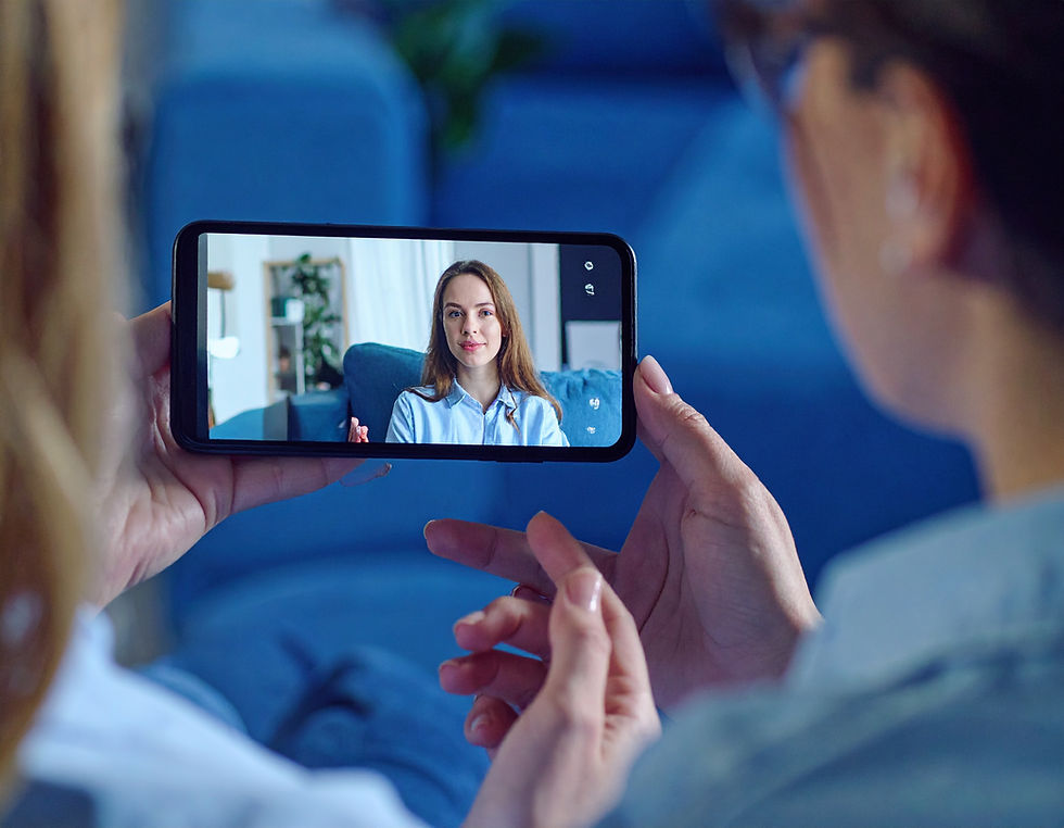 Firefly_me ayudas con una imagen de una persona joven tomando una videollamada en un acomp