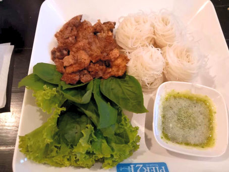 バジルと一緒に細麺を!!!Khun chye Noodle house