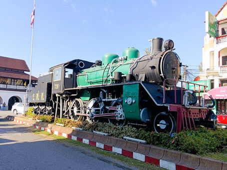 ナコーンラムパーン駅と日本製機関車