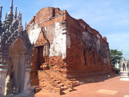 ワット ヤイ チョーム プラサート:400年以上の歴史を持つお寺