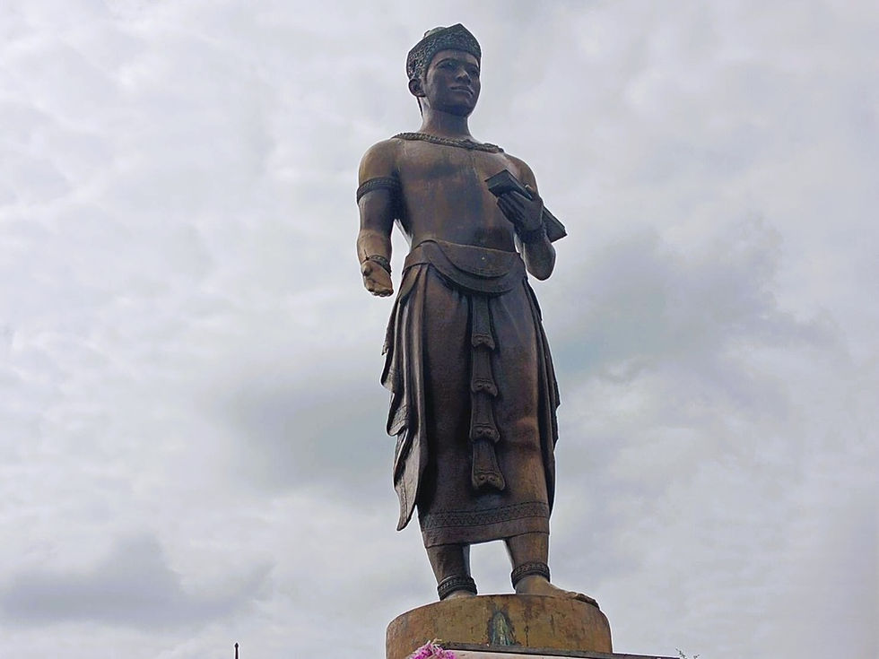 カムペーンペット／ワット ボロム タートのリタイ像