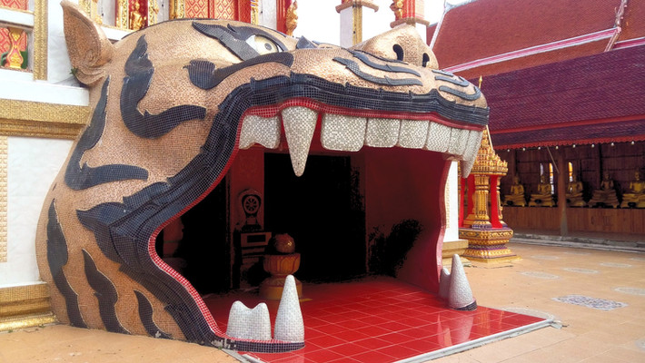 虎の穴があるお寺：ワット モンコン コーターワート