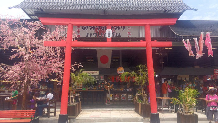 日本の屋台村テイストの魚市場：Bangsaen Fish Market