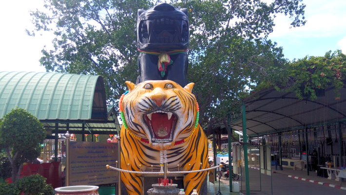 虎が守護するお寺：ワットサワンアロム