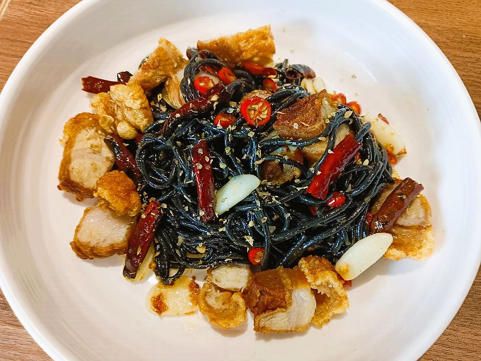 黒い麺にカリッと揚げた豚肉:Steak Diamond