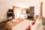 Quarto Duplo Superior com Banheira na Quinta da Mouta com banheira no quarto e decoração moderna.