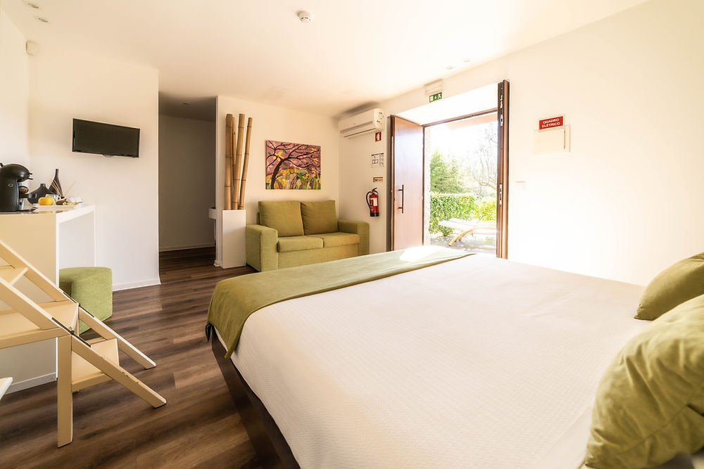 Quarto Duplo da Quinta da Mouta com cama de casal, ambiente confortável e luminoso.
