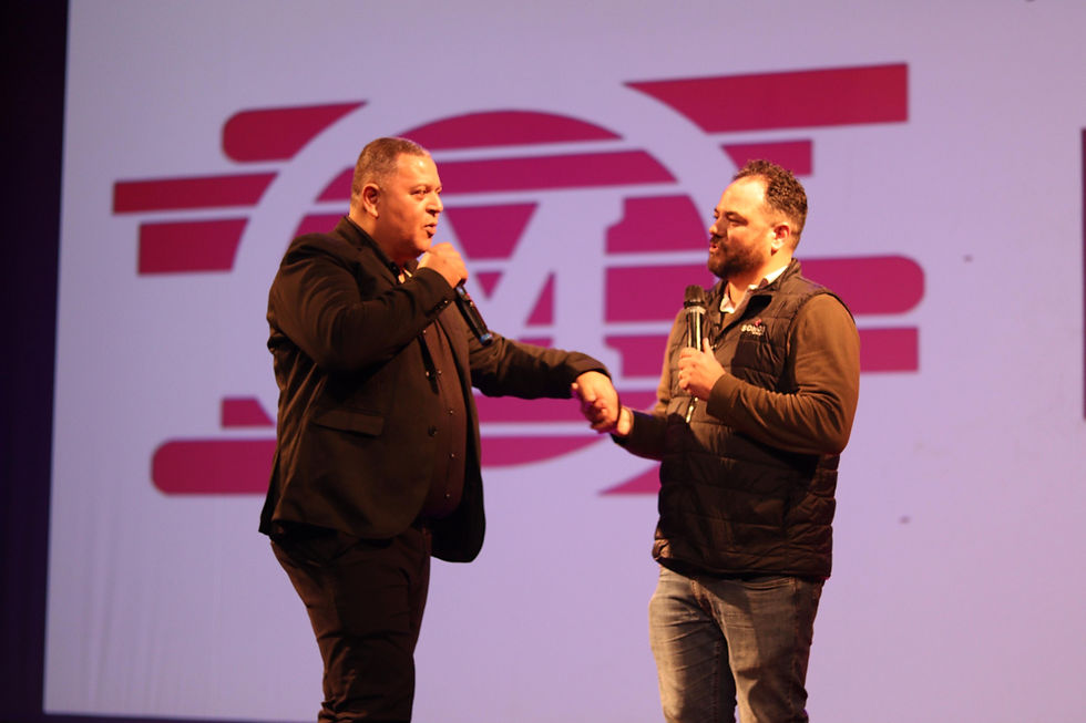 O diretor do Renil Carlos Rodrigues e Alexandre Monteiro, representante do Grupo Somos       Foto: Reprodução