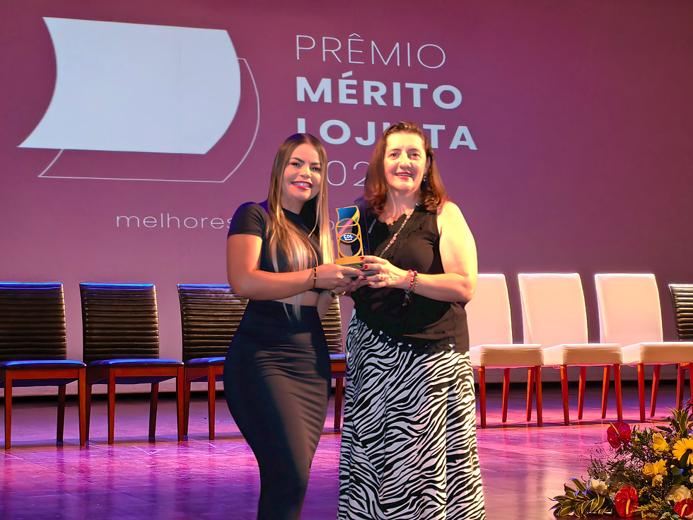 Ingrid Reis (esq) recebe a premiação CDL 2025 Foto: CDL