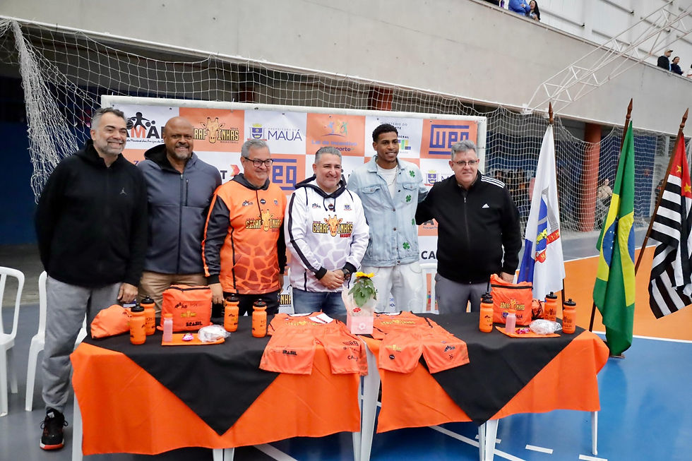 Da esquerda para a direita: David Corrêa (presidente da Liga Paulista de Basquete), Salvador Cruz (secretário-Adjunto de Esportes e Lazer), Alessandro de Souza (presidente da Amab), Marcio Bertucci (secretário de Esportes e Lazer), Anderson Barbosa (atleta) e Vando Becheli (treinador) Foto: Diego Barros / PMM