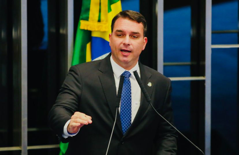 Senador Flávio Bolsonaro gera polêmica ao comentar ações militares dos EUA na Venezuela