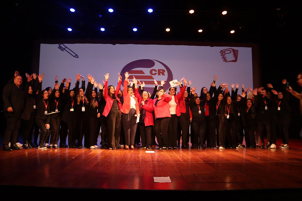 No Teatro Municipal de Mauá lotado, a Família Renil celebra a parceria inédita na Educação de Mauá.        Foto: Reprodução