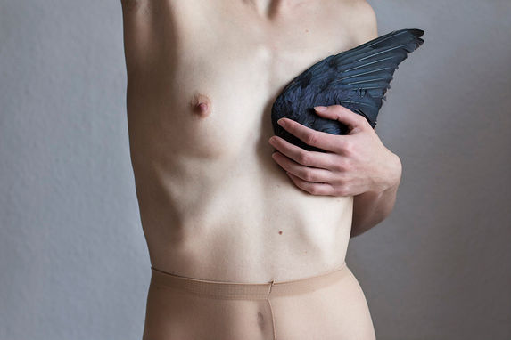 nackter Oberkörper einer Frau mit Flügel