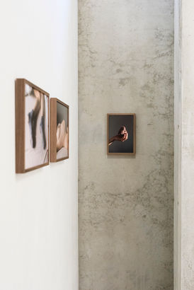 Ausstellungsansichten zur fotografischen Arbeit Like the Waves Appear and Disappear and Appear Again