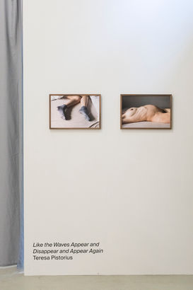 Ausstellungsansichten zur fotografischen Arbeit Like the Waves Appear and Disappear and Appear Again