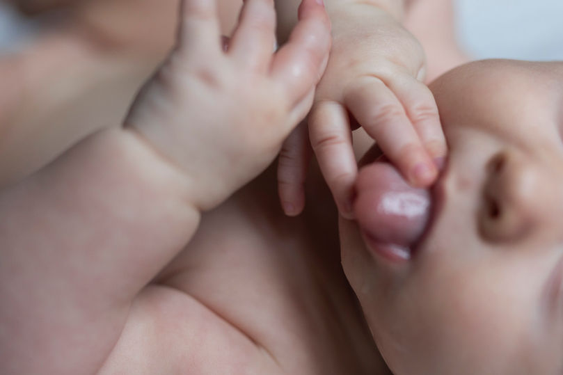 Nahaufnahme Kleinkind greift nach Zunge