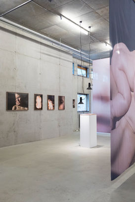 Ausstellungsansichten zur fotografischen Arbeit Like the Waves Appear and Disappear and Appear Again