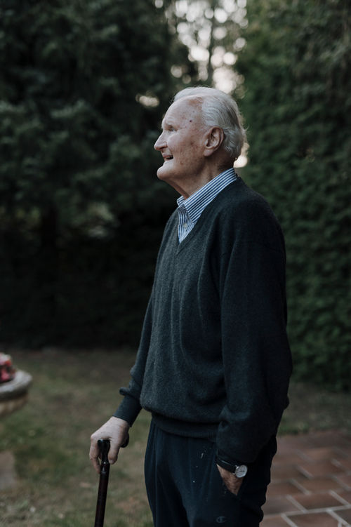 Portrait eines alten Mannes im Garten